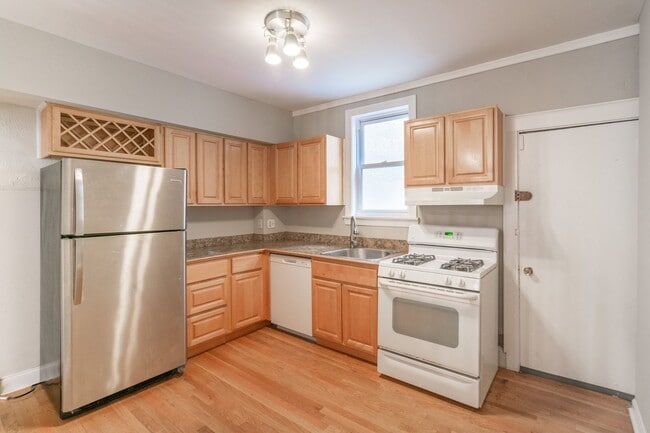 Building Photo - Three Bedroom Home in Graduate Hospital