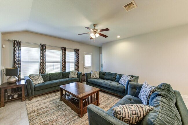 Building Photo - 9011 Hemlock Dr