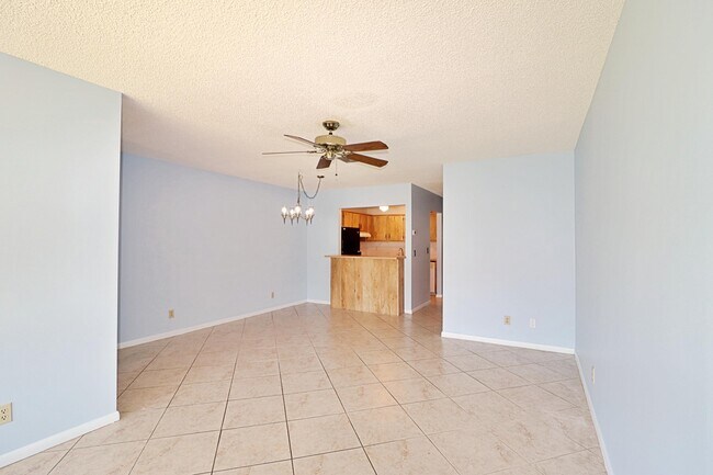 Building Photo - 831 Timberview Dr