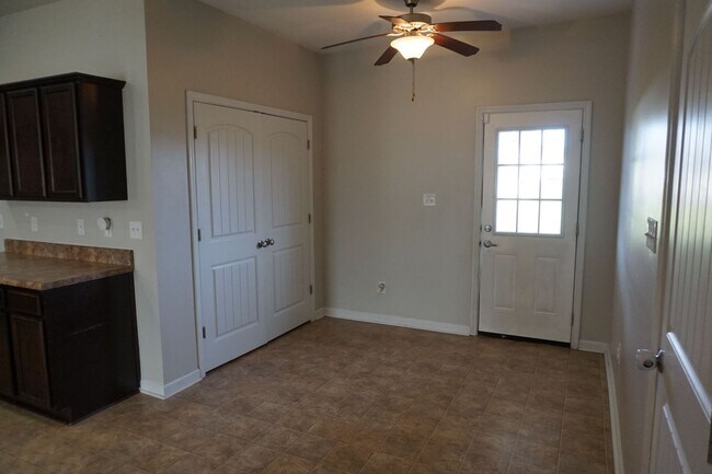 Building Photo - 3 Bedroom 2.5 Bathroom with a Bonus Room located in The Cottages at Petersburg Subdivision, Richl...