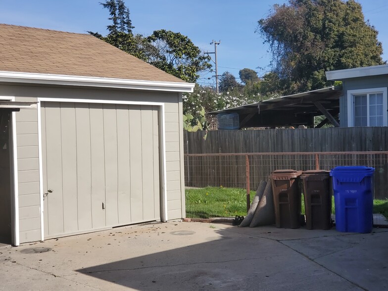 Garage and back patio - 1362 Carlson Blvd