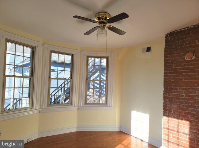 Building Photo - 111 Iona Ave