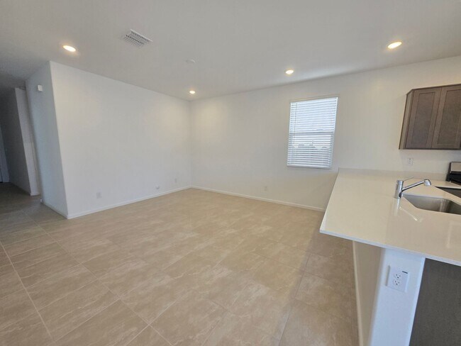Building Photo - 3 Bedroom 2 Bathroom BELLA VISTA FARMS PRE...