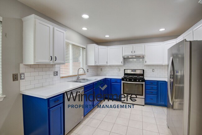 Building Photo - 1134 NW Redwing Dr