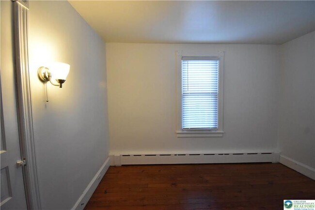 Building Photo - 204 N 9th St