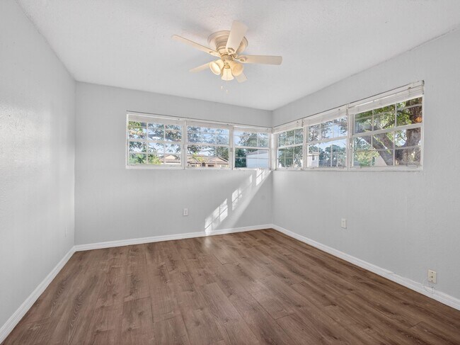 Building Photo - 566 SE Damask Ave