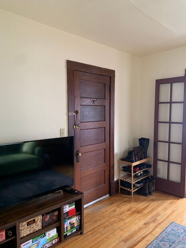 Building Photo - 418 S Orchard St