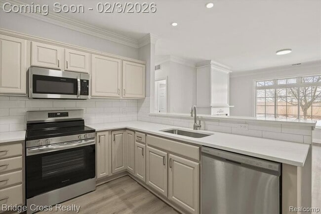 Building Photo - 5685 Twin Oaks Dr