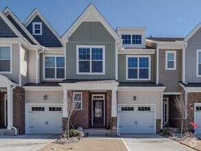 Building Photo - Gorgeous Luxury 3 Bedroom 2.5 Bath Townhom...