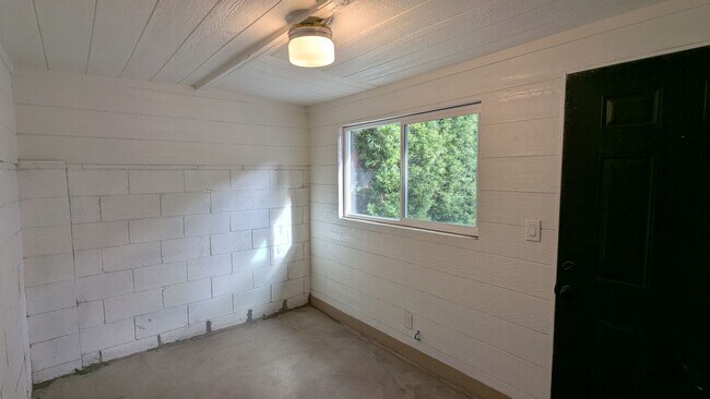 Building Photo - Private 1 Bed 1 Bath Back House with Yard ...