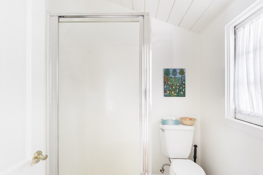 Studio bath - 5108 Strohm Ave
