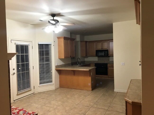 Building Photo - 2507 S Greens Way