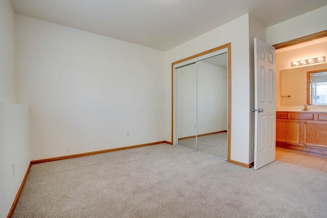 Building Photo - Woodridge Estates Townhomes