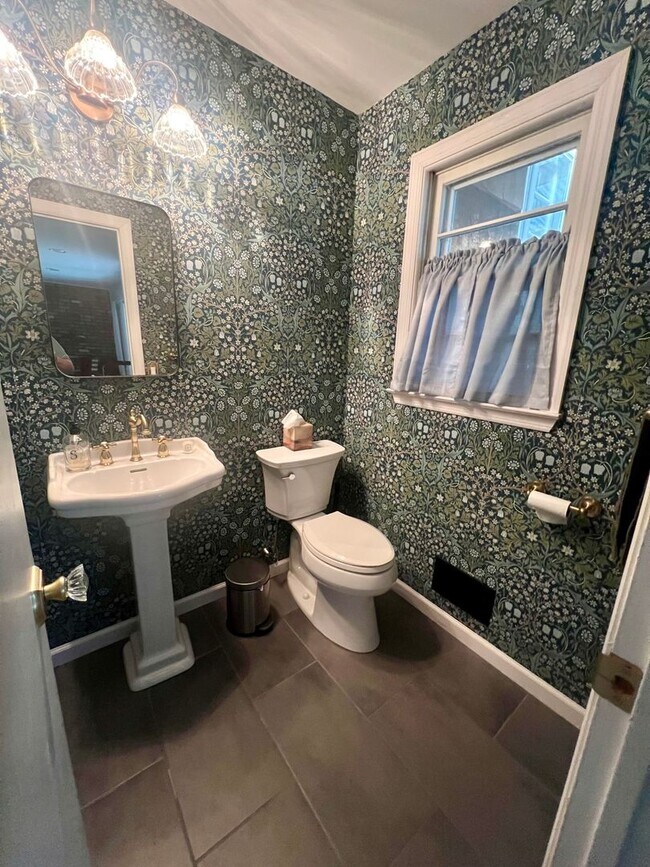 Building Photo - Spacious Well Maintained 3 Bedroom 2.5-Bat...