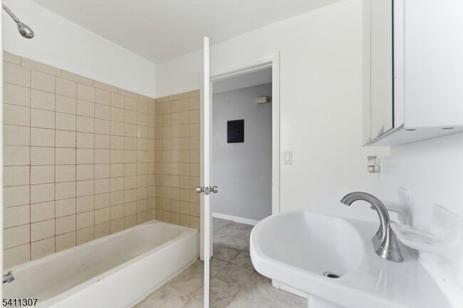 Building Photo - 467-469 Summer Avenue Unit 2