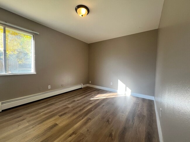 Building Photo - Renovated 2 Bedroom 1 Bathroom Unit!