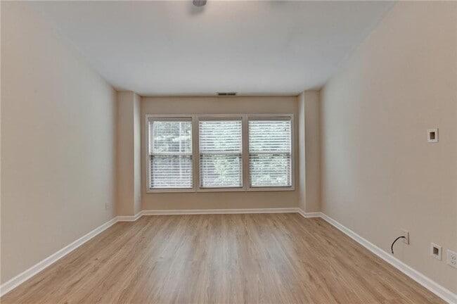 Building Photo - 2152 Greencrest Cir