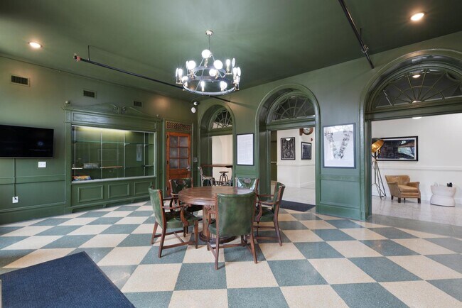 Building Photo - 301 N Mulberry St