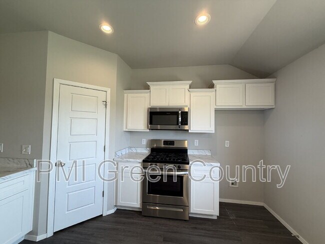 Building Photo - 16124 S 83rd E Ave