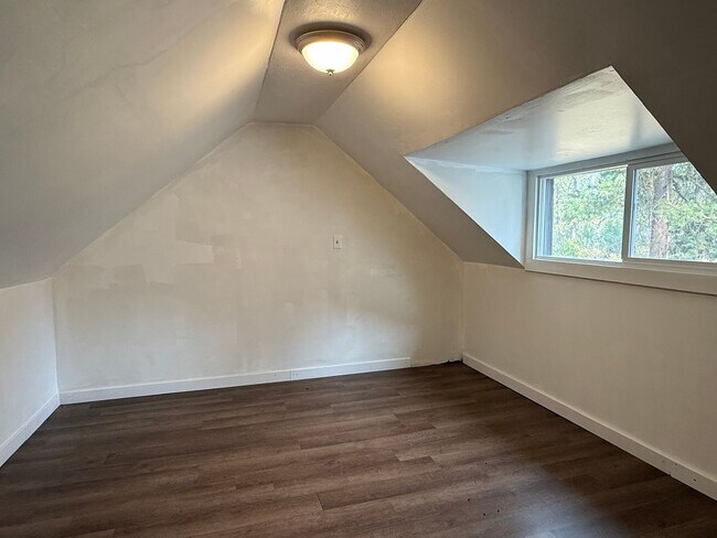 Building Photo - 2 Bedroom 1 Bath 1500 Sq/Ft home on Acreage in Medical Lake with 3 Car Garage & Out Building
