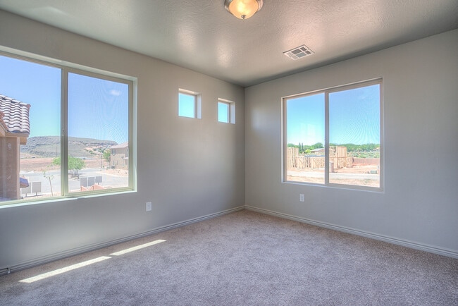 Building Photo - 4 Bedroom End Unit in Sienna Hills! Small Dog Friendly!