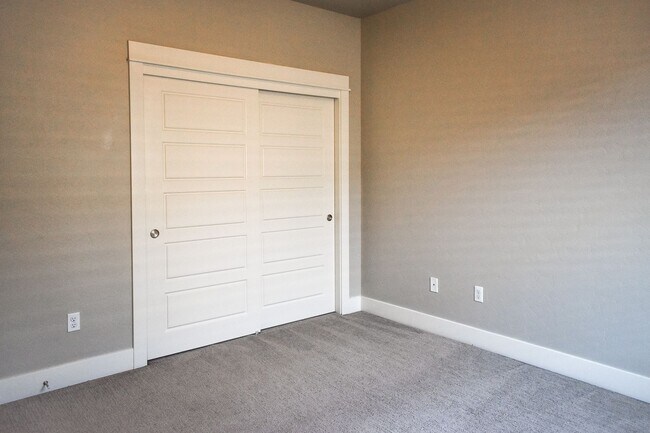 Building Photo - Spacious 3-bedroom 2 bath in the Golfing C...