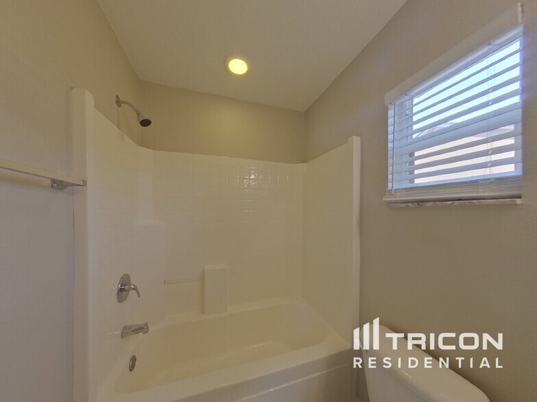 Building Photo - 1301 Wildberry Ln
