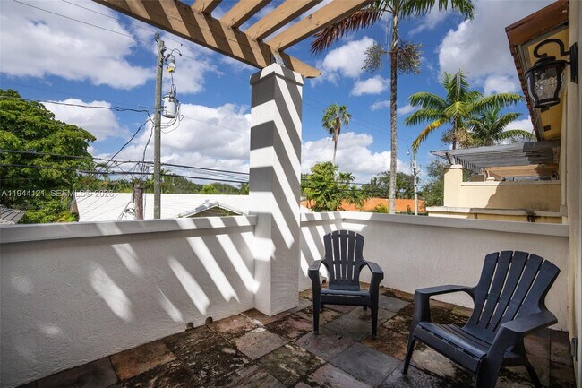 Building Photo - 4867 Ponce de Leon Blvd