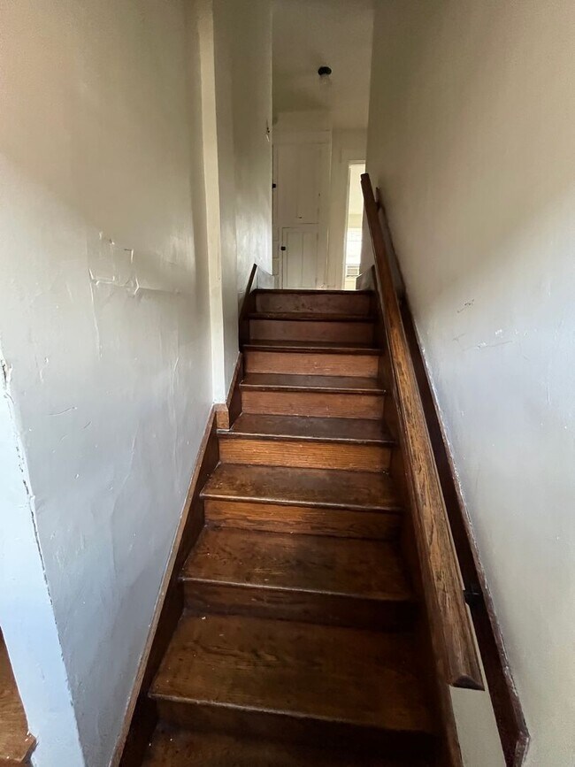 Building Photo - 5 BD/2BA Home next to Kirkwood with fenced backyard!
