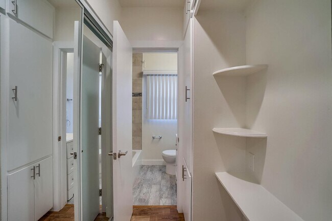 Building Photo - 457 W 4th St