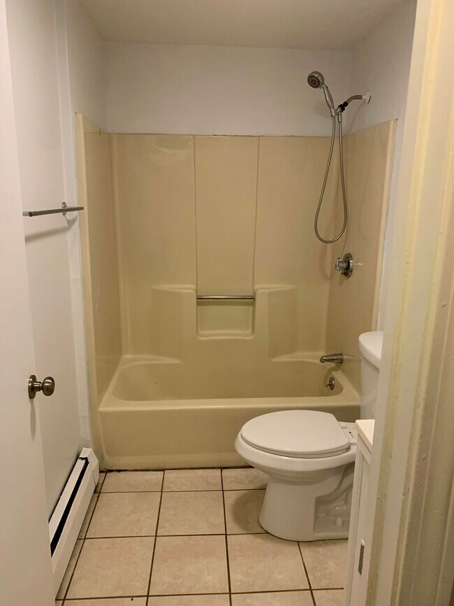 Building Photo - 819 Westminster Hill Rd