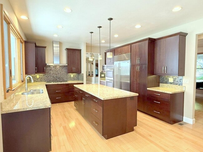 Building Photo - Sprawling ranch home located in highly des...