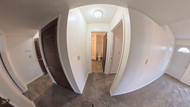 Building Photo - 2013 NW Hickory Ln