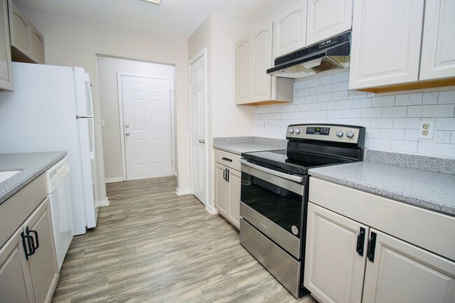 Building Photo - 2 Bedroom, 2 Bath Condo at Village Creek -...