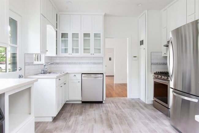 Building Photo - 2108 Robinhood Trail