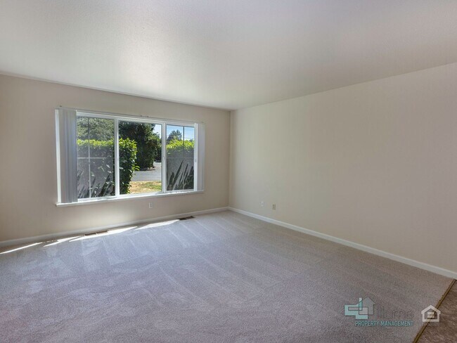 Interior Photo - 3489-3493 - Der-Chen