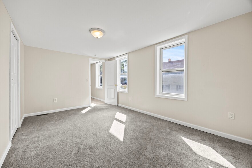 Building Photo - 16 School St