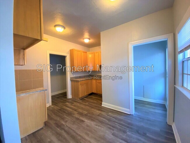 Building Photo - 731 S Chevy Chase Dr