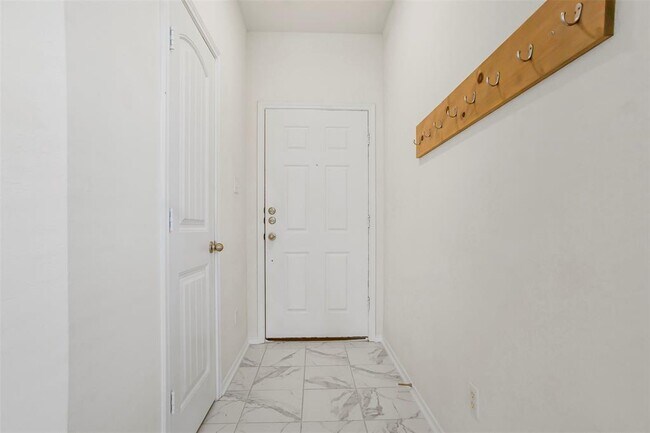 Building Photo - 128 Holstein St
