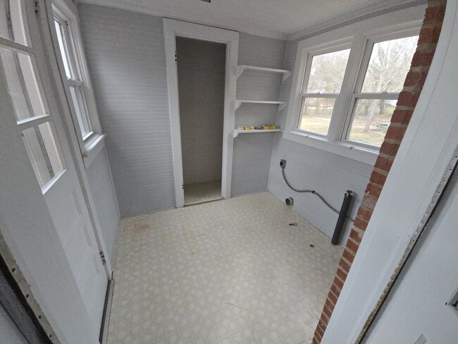 Utility Room W/D hookup - 712 Maupin Ave