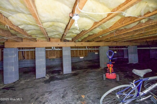 Building Photo - 104 Pine Hawk Dr