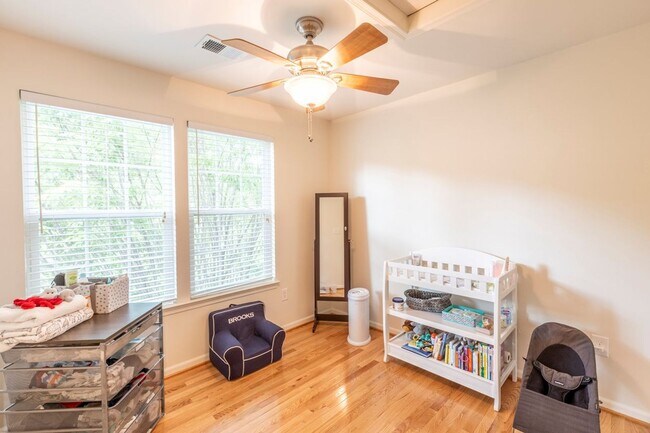 Building Photo - 703 Rainier Rd