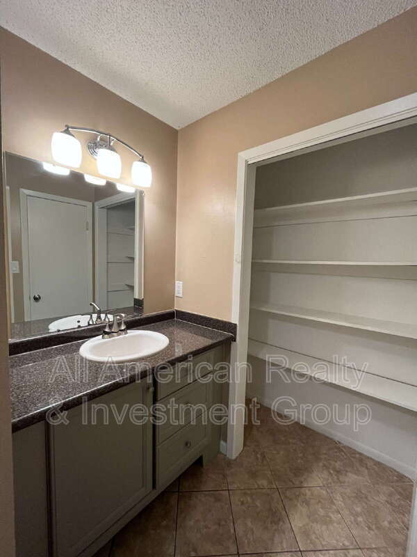 Building Photo - 939 Tanager Rd