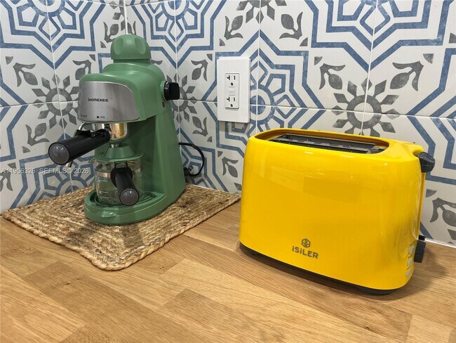 Building Photo - 6917 Collins Ave