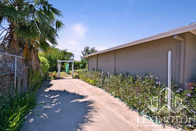 Building Photo - Beautiful, 3BD/2BA, Home available in Sacramento off Madison Ave. and Auburn Blvd.