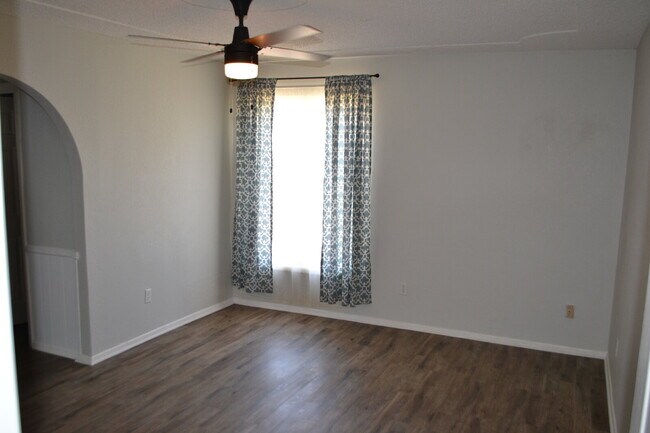 Building Photo - Conveniently Located Beautiful 3/2/2 on Co...
