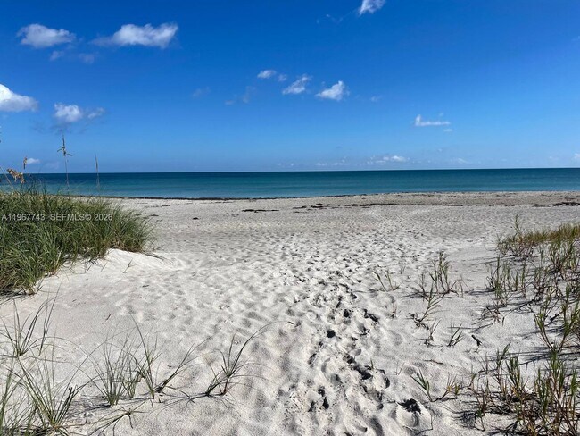 Building Photo - 601 N Miramar Ave