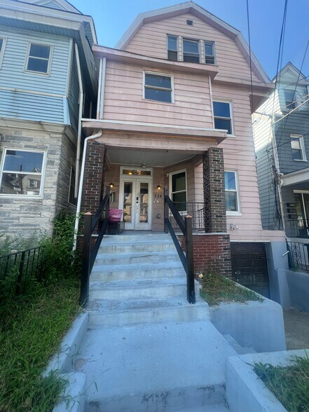 Building Photo - 227 N 9th St