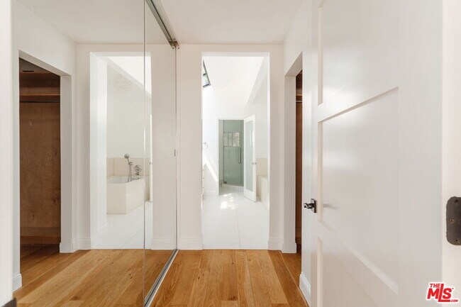 Building Photo - 1355 Bobolink Pl