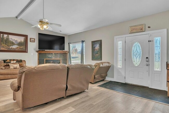 Building Photo - 4/2 on 2 acreas  Longview ISD